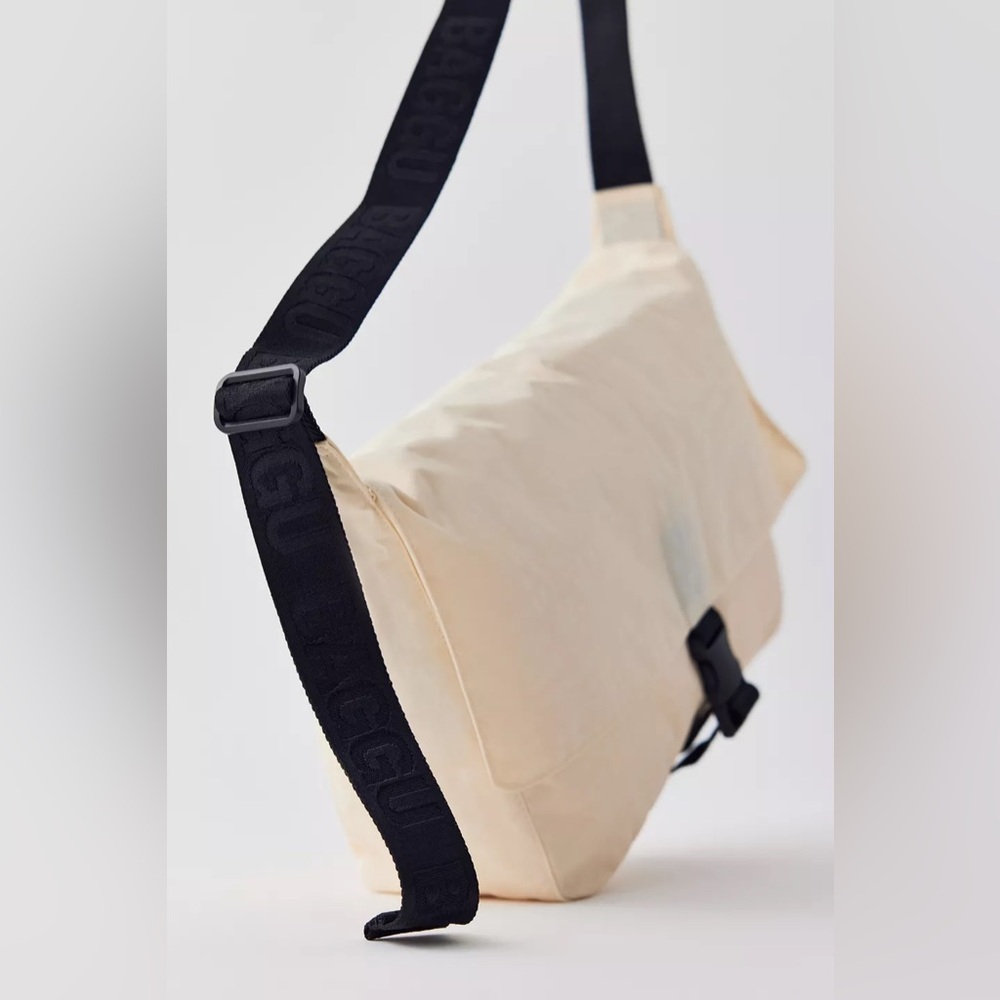 BAGGU Nylon Messenger Bag NWT - Ivory - Picture 2 of 8
